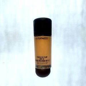 MAC Cosmetics Makeup - MAC Studio Fix Fluid SPF 15 NW 15 MAC Cosmetics Makeup - MAC Studio Fix Fluid SPF 15 NW 15